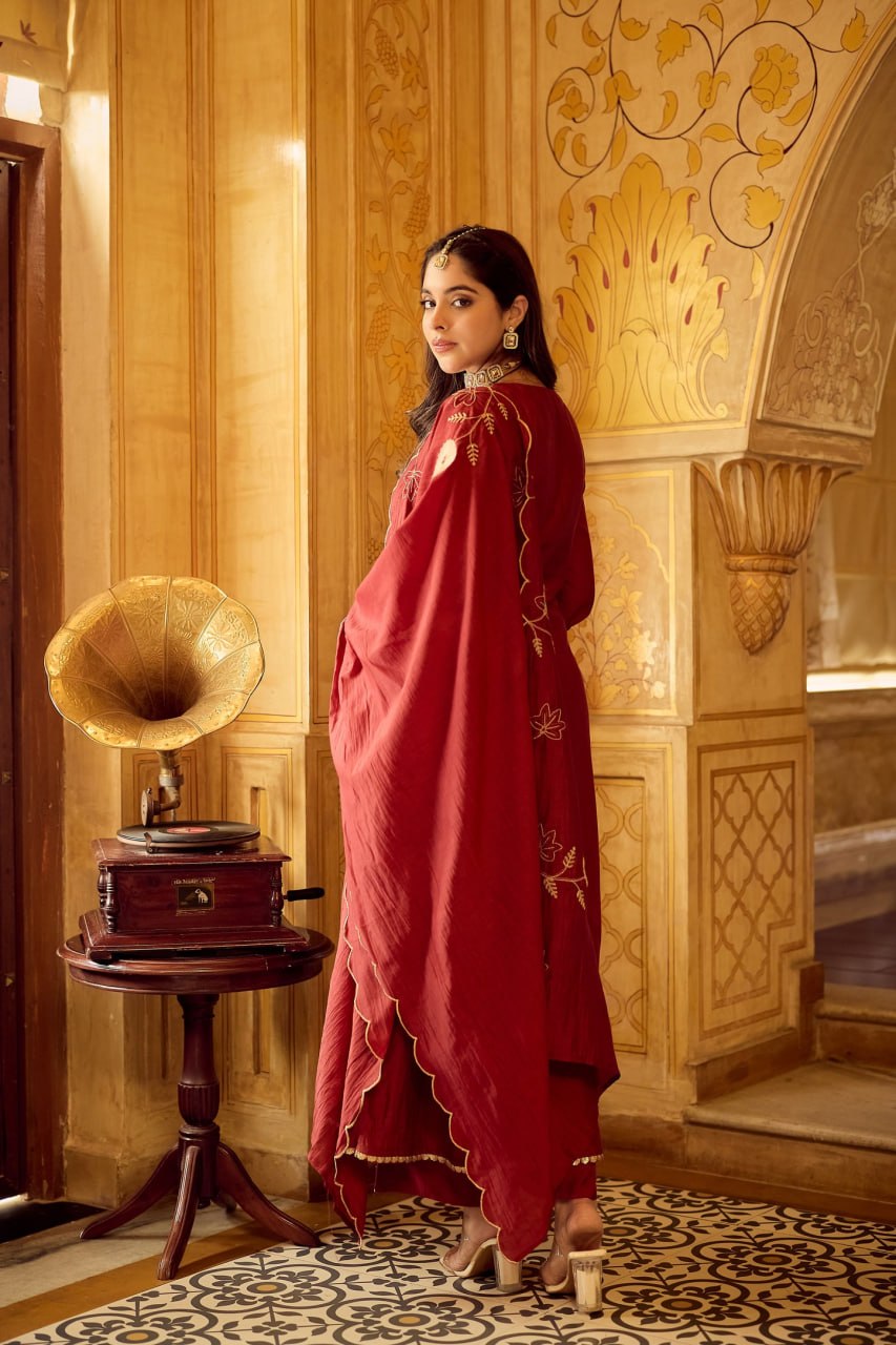 Women Ethnic Motifs Embroidered Regular Thread Work Chanderi Silk Kurta with Trousers & With Dupatta